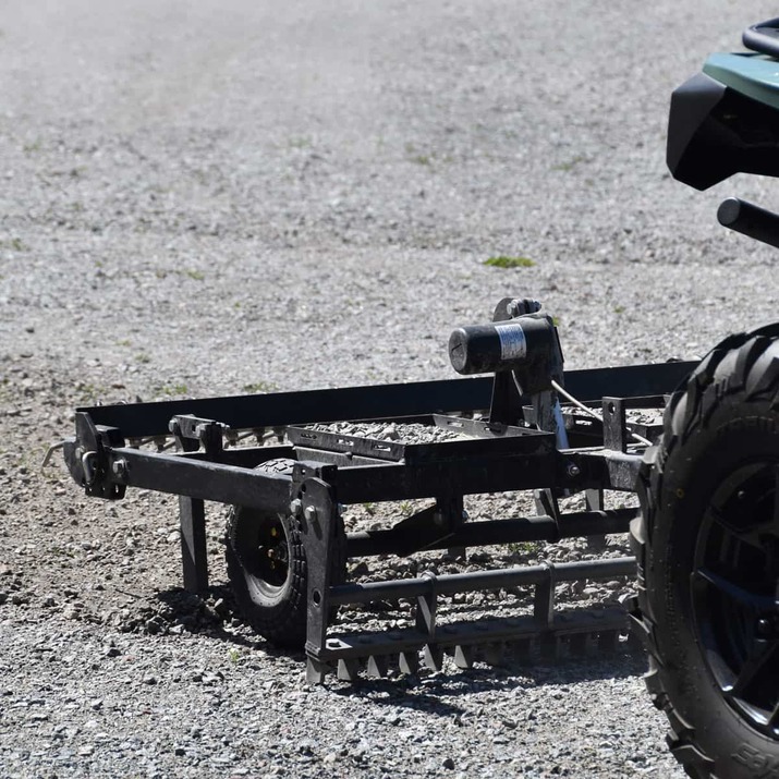 Gårdsharv ATV med justerbart chassis og drag