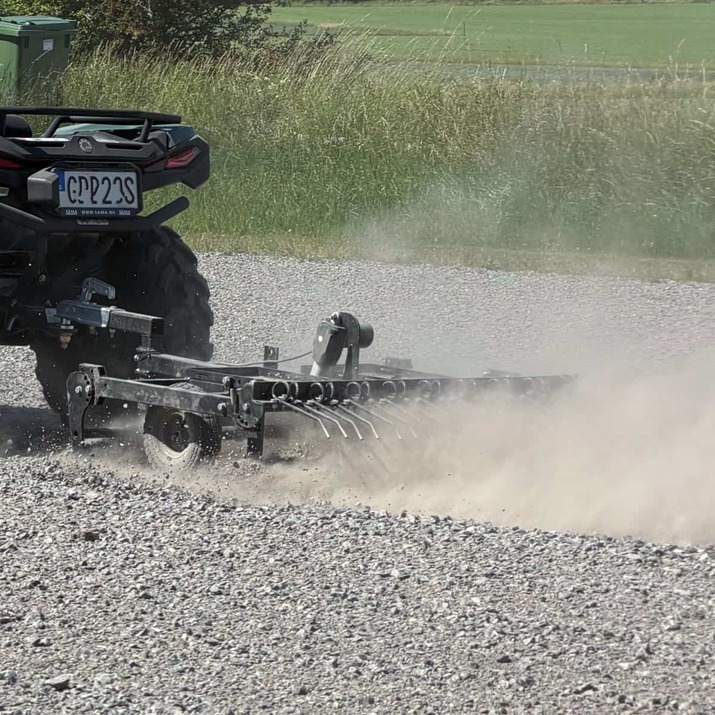 Gårdsharv ATV med justerbart chassis og drag