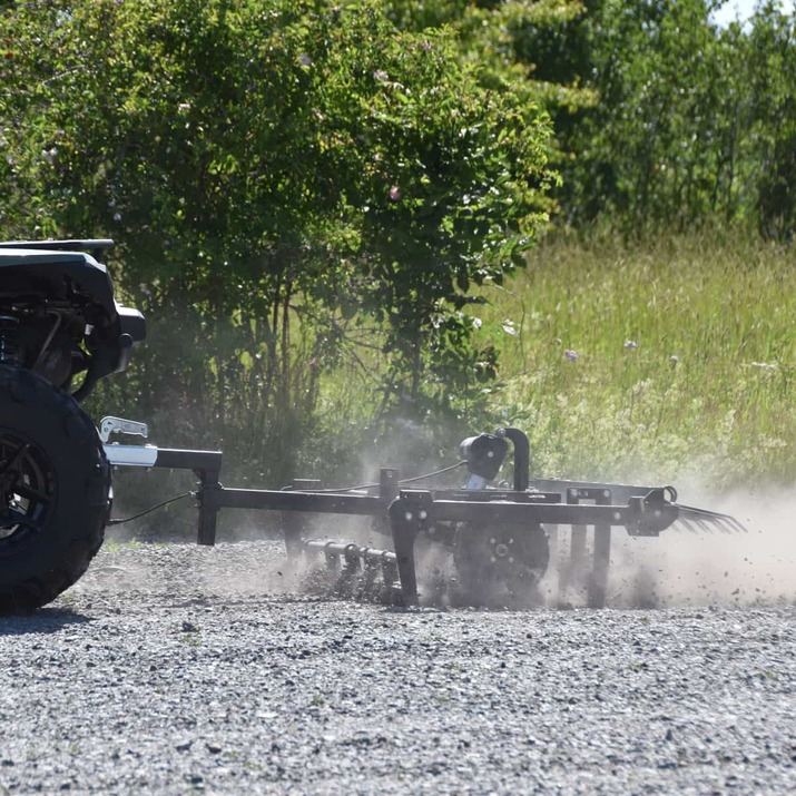 Gårdsharv ATV med justerbart chassis og drag