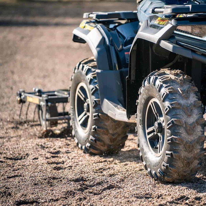 Gårdsharv ATV med justerbart chassis og drag
