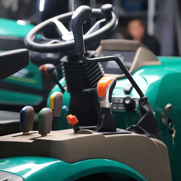 Kompakttraktor Lovol 25 hk med frontlaster, uten hytte 