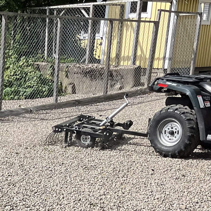 Gårdsharv ATV med justerbart chassis og drag