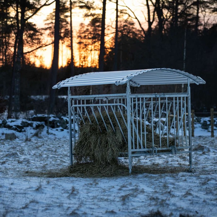 Fôrhekk med tak for sauer