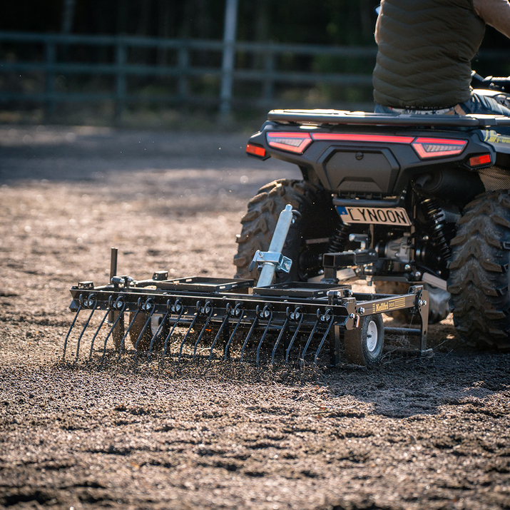 Gårdsharv ATV med justerbart chassis og drag