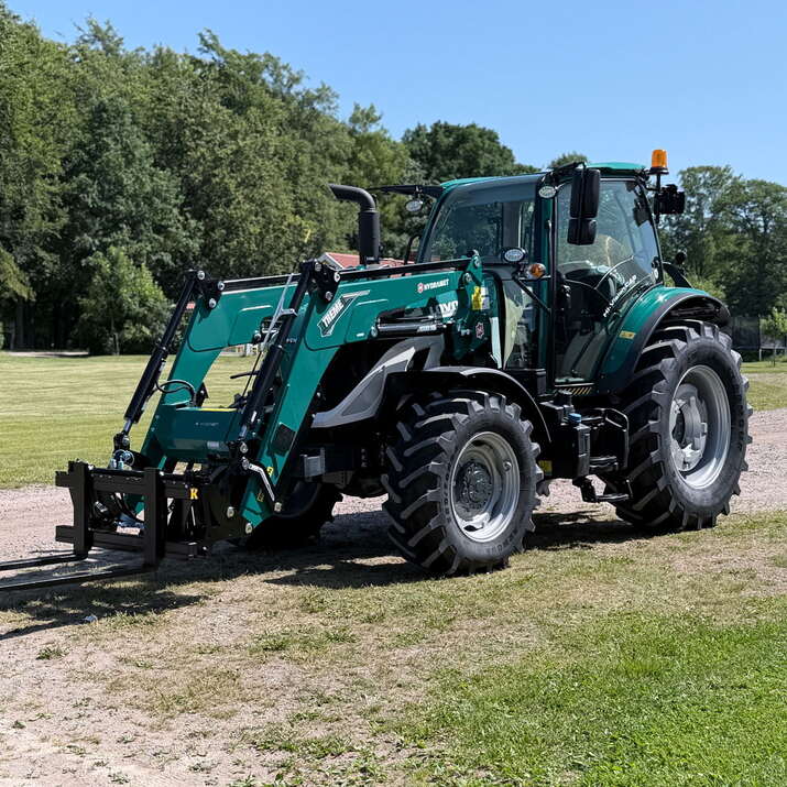 Traktor Lovol 110 hk 4WD med frontlaster