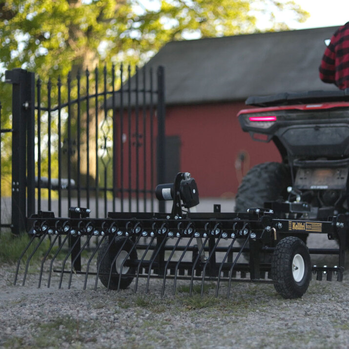 Gårdsharv ATV med justerbart chassis og drag