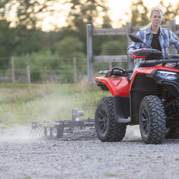 Gårdsharv ATV med justerbart chassis og drag