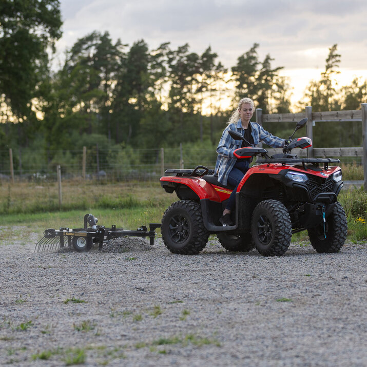 Gårdsharv ATV med justerbart chassis og drag