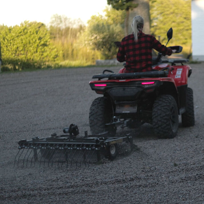 Gårdsharv ATV med justerbart chassis og drag