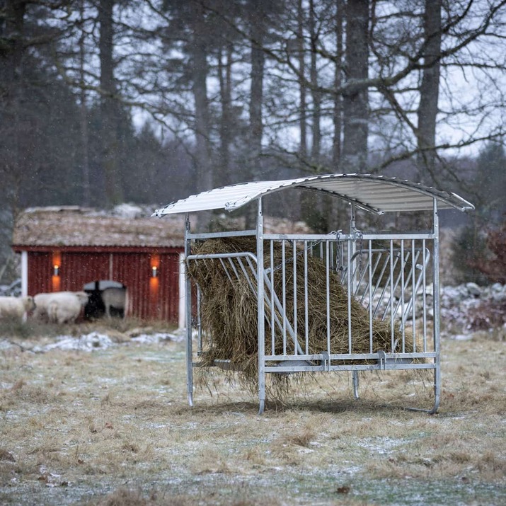 Fôrhekk med tak for sauer