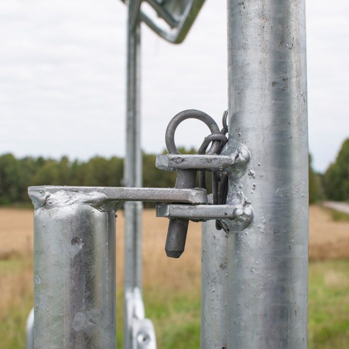 Fôrhekk med tak og tildekkede bogbøyler, for hest