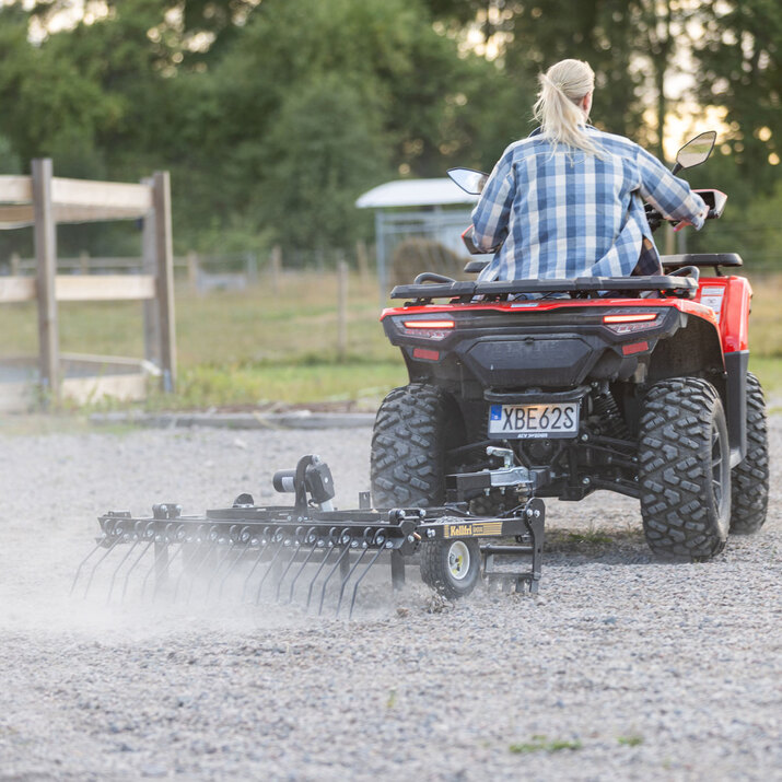 Gårdsharv ATV med justerbart chassis og drag