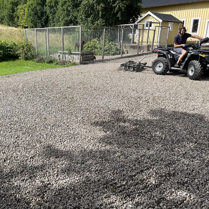 Gårdsharv ATV med justerbart chassis og drag