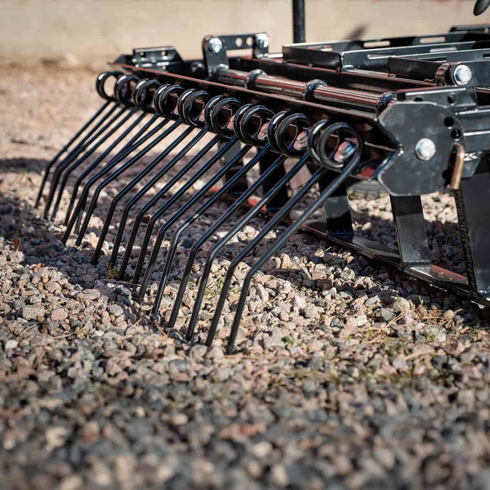 Gårdsharv ATV med justerbart chassis og drag