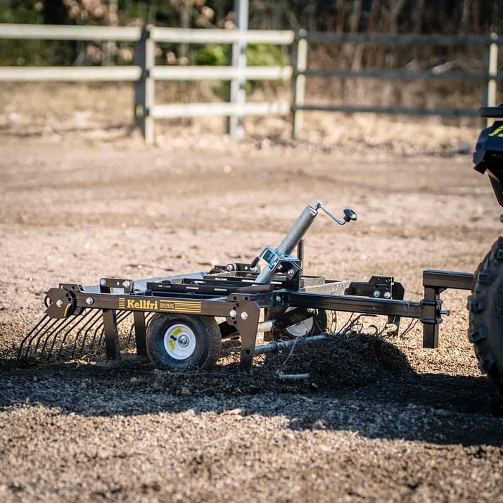 Gårdsharv ATV med justerbart chassis og drag