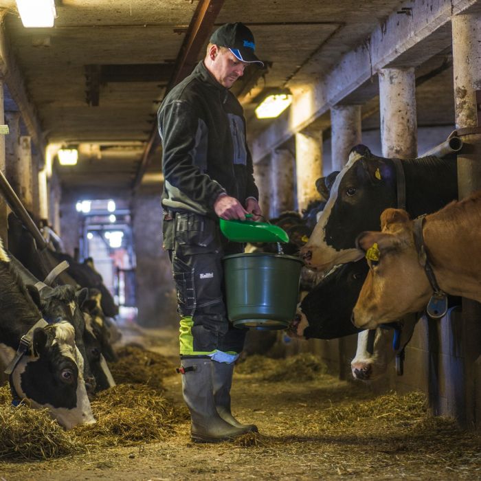 Fôrskuffe plast, med innovervendt håndtak