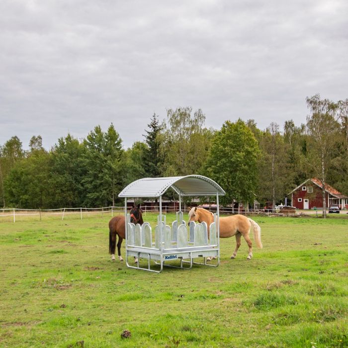 Fôrhekk med tak og tildekkede bogbøyler, for hest