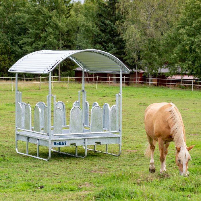 Fôrhekk med tak og tildekkede bogbøyler, for hest